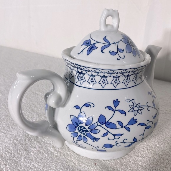 Vintage Blue White Floral Print Ceramic Teapot - Picture 10 of 12